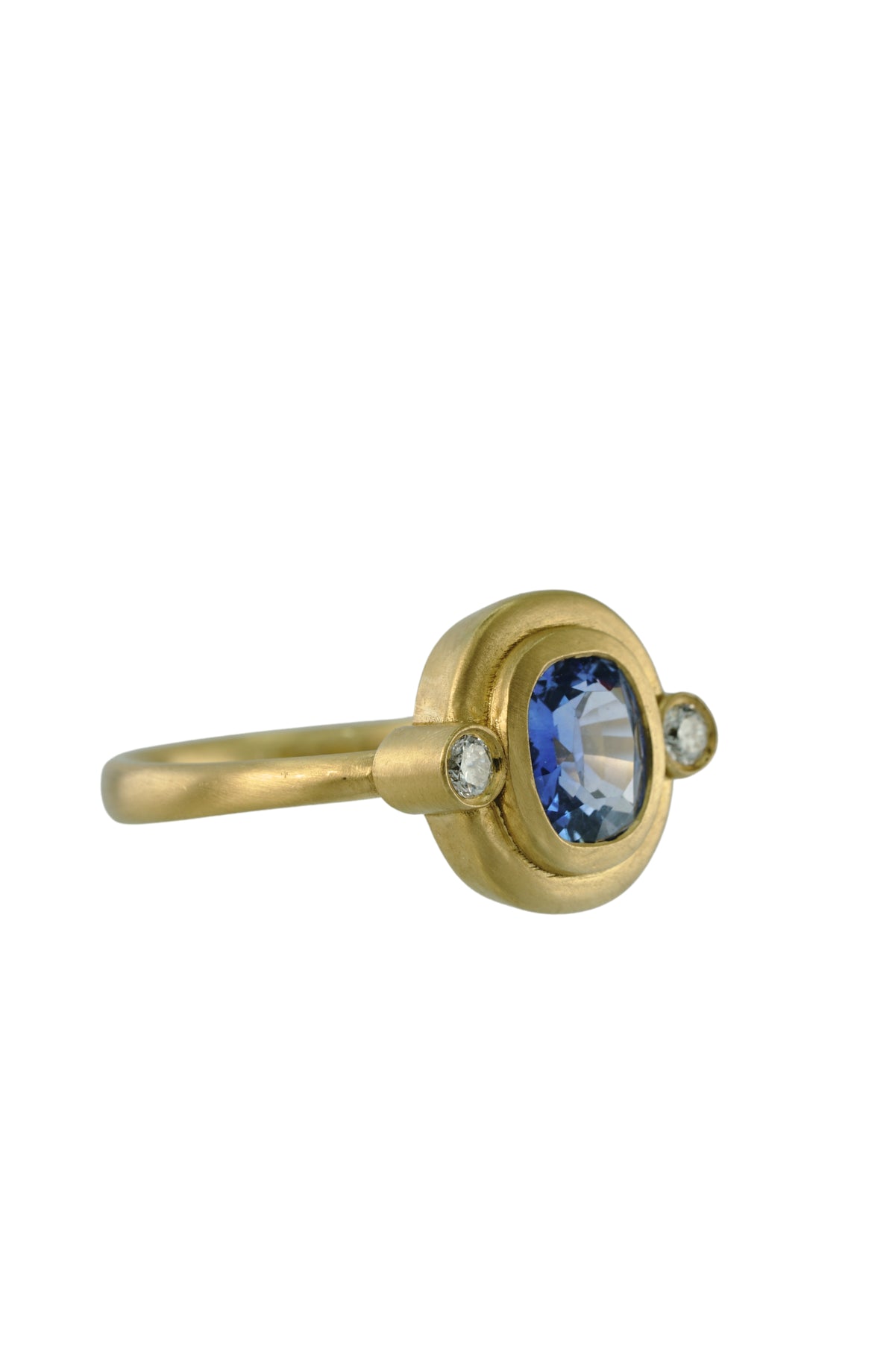 Sapphire Ring with Diamonds in 18k gold, view 4