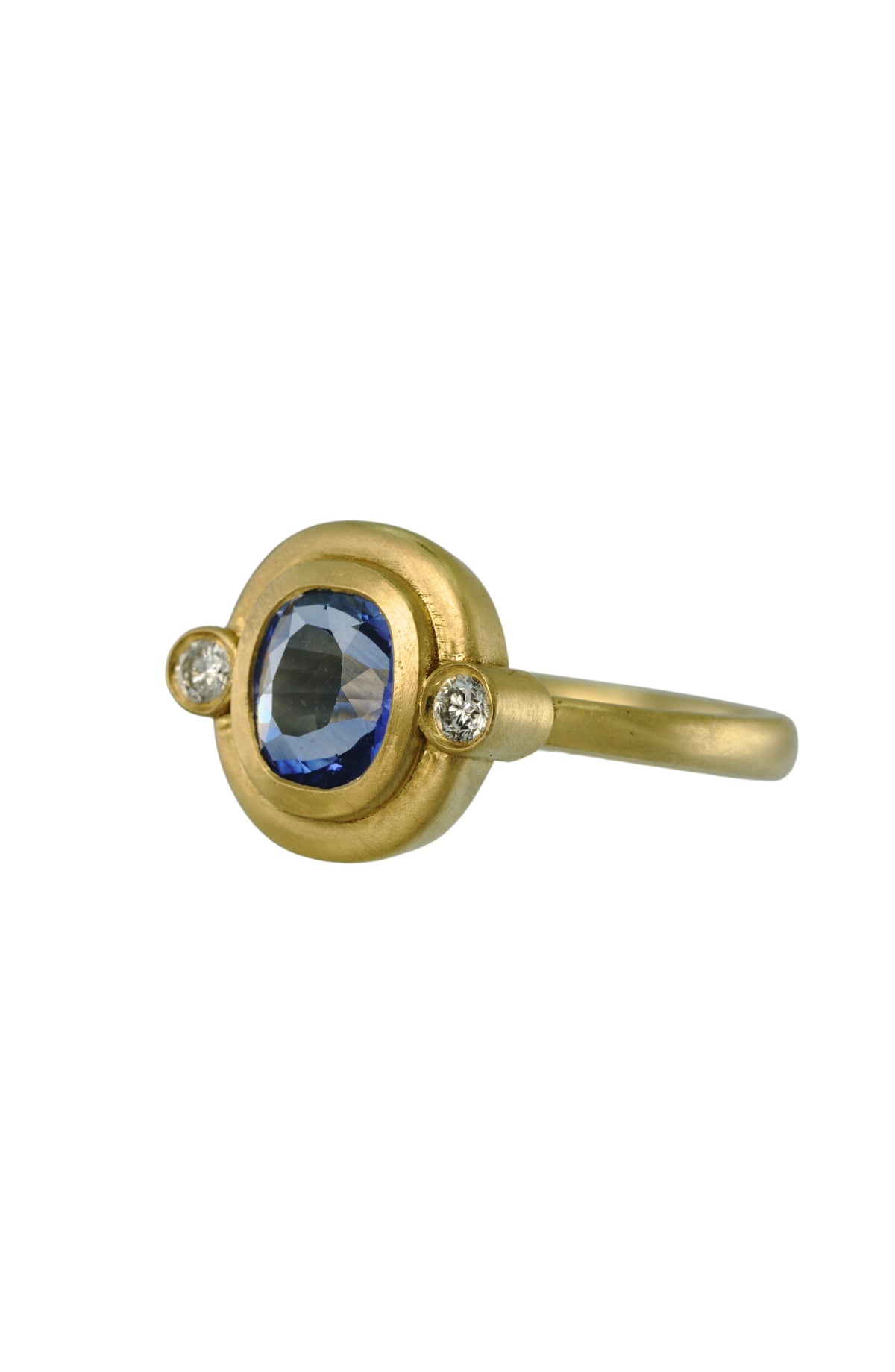 Sapphire Ring with Diamonds in 18k gold, view 2