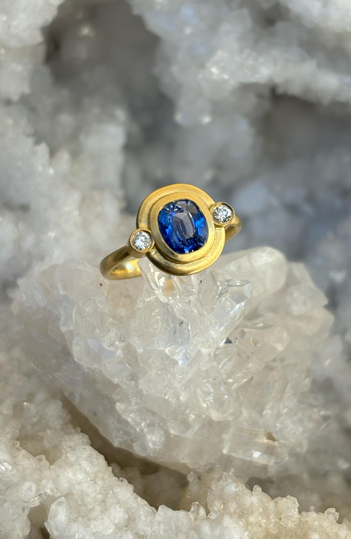 Sapphire Ring with Diamonds in 18k gold, view 6