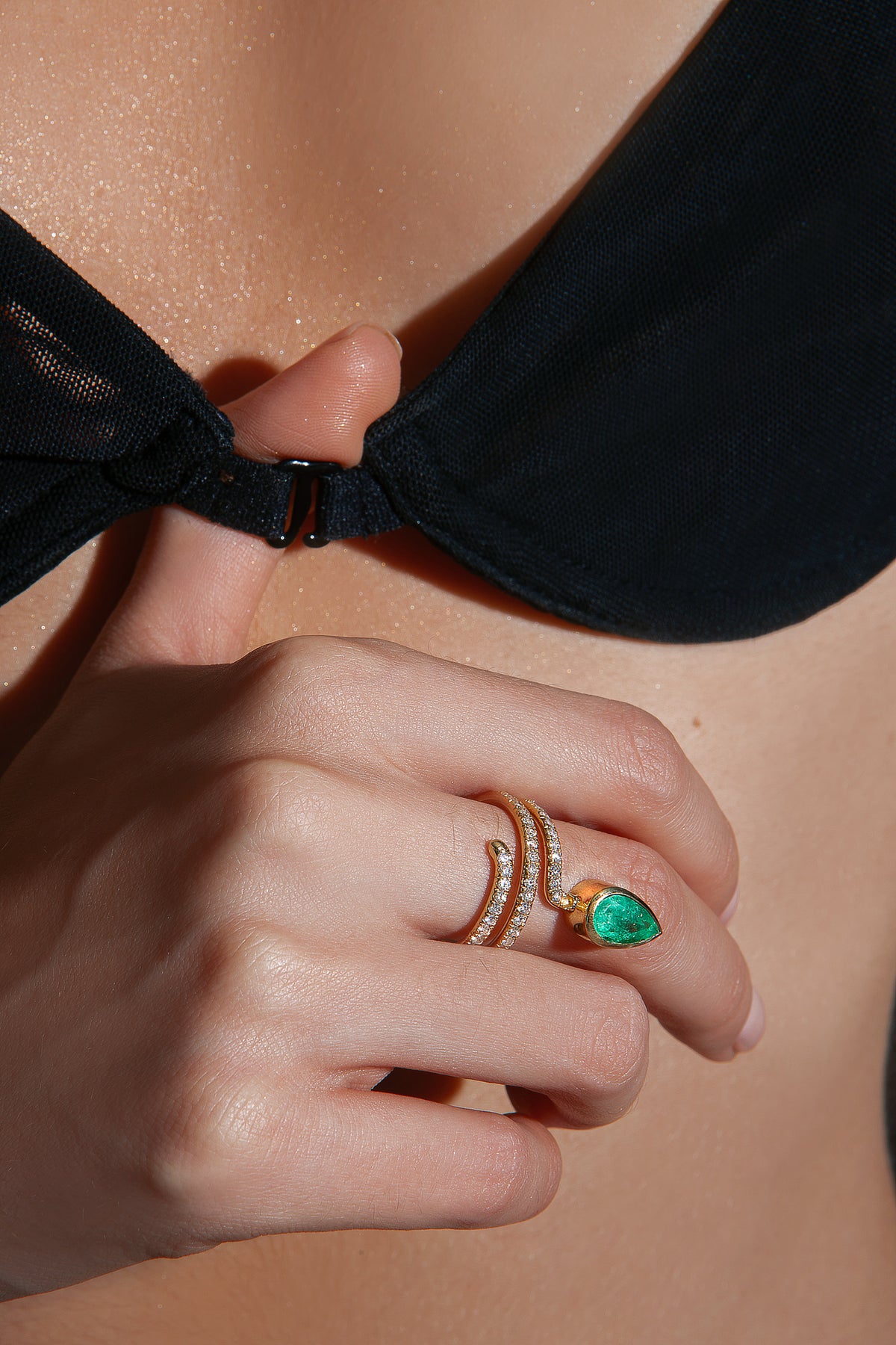 Serpent Colombian Emerald and Diamond Ring in 18k gold, detail