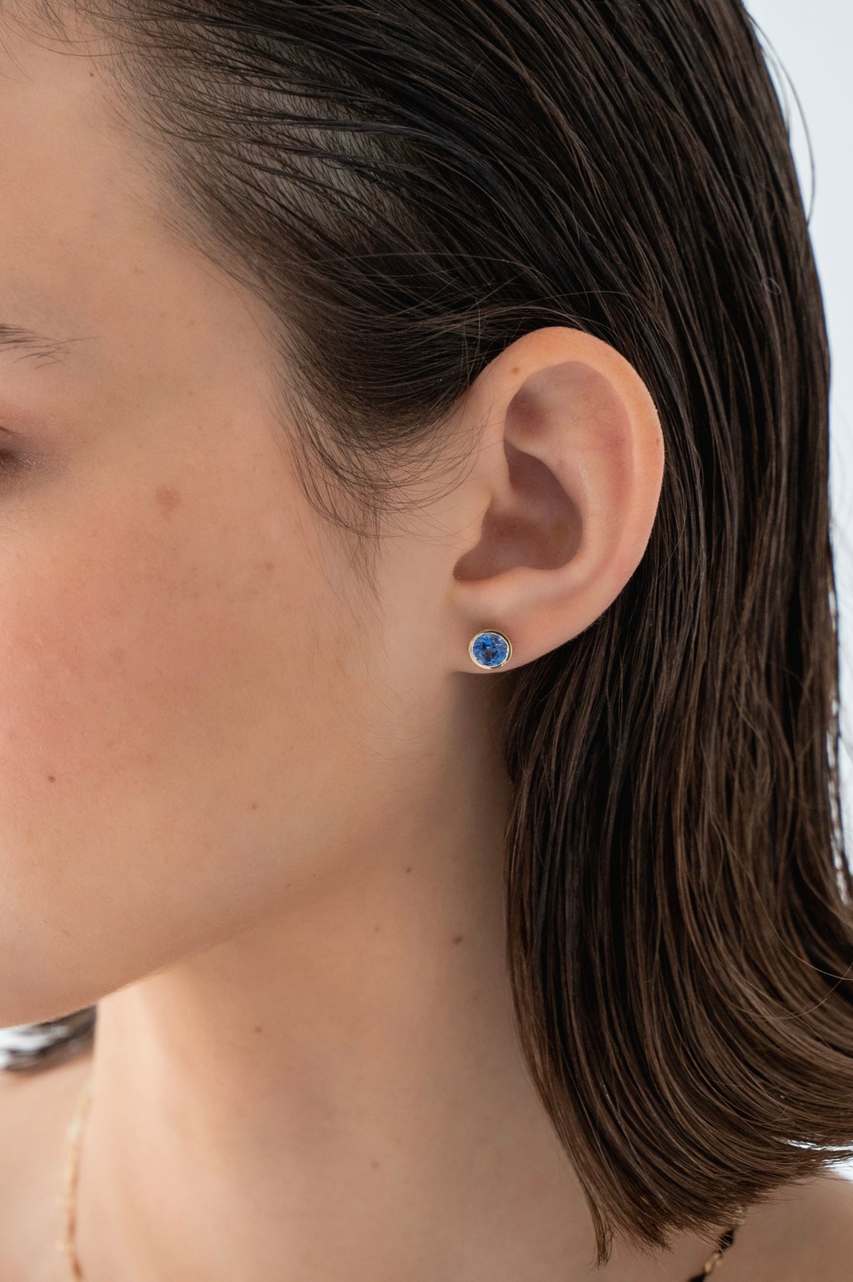 Ceylon Sapphire Studs, bezel set, in 18k gold, view 2