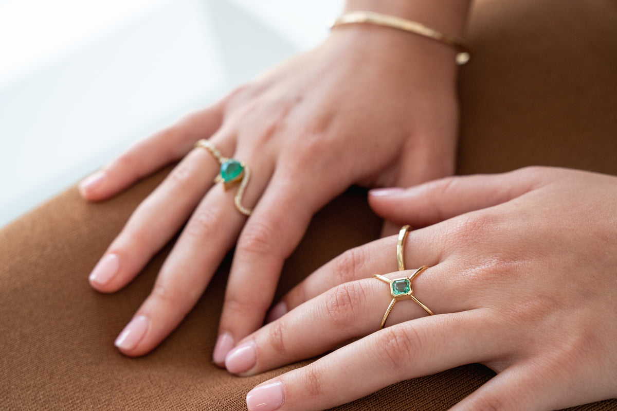 Colombian Emerald Ring X in 18k gold, view 2