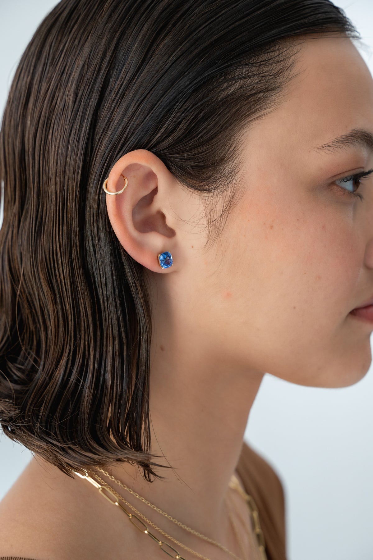 Ceylon Sapphire Studs, large, in 18k gold, view 3