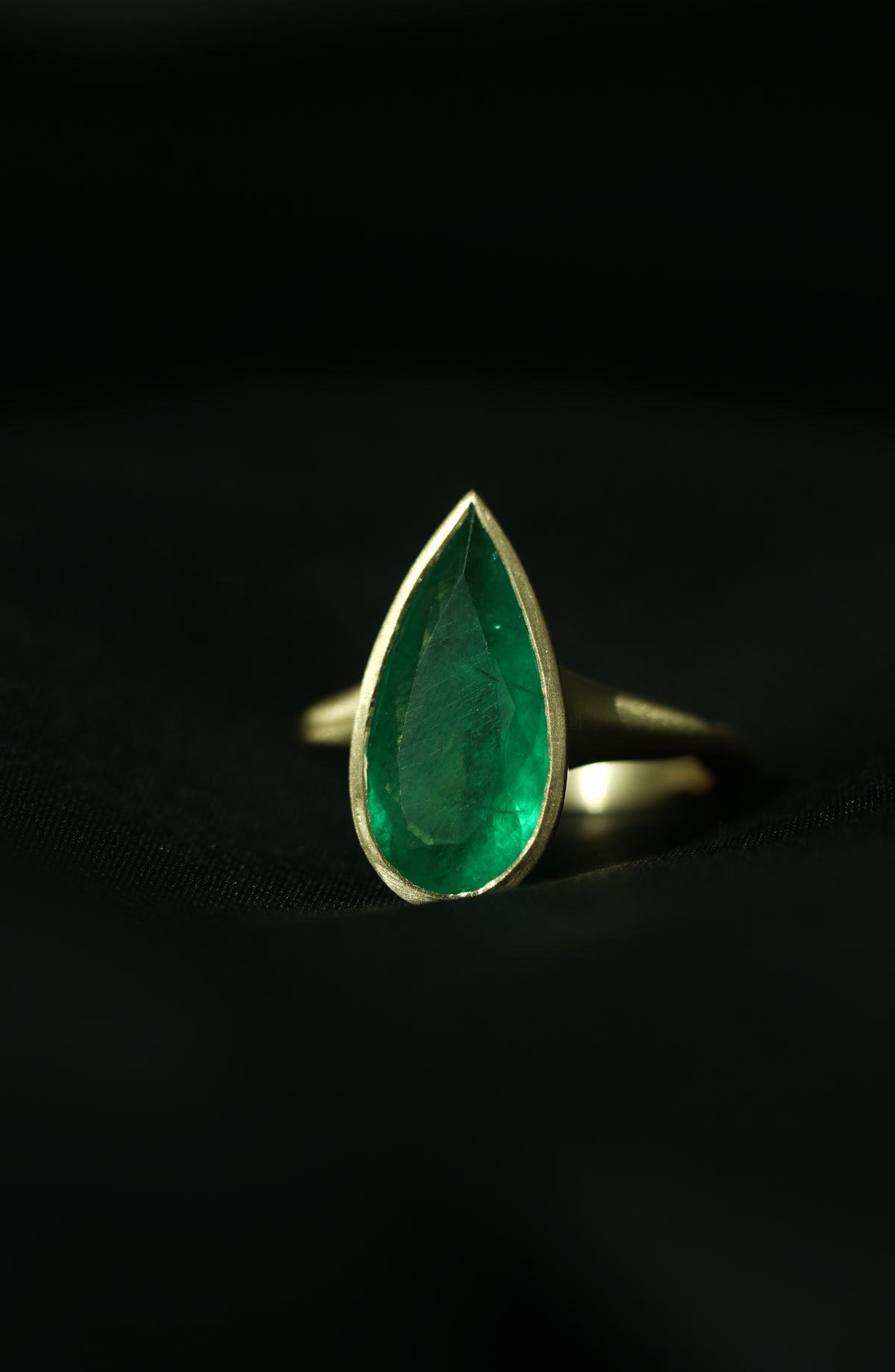 Drop Dead Gorgeous Ring in 18k gold, view 3