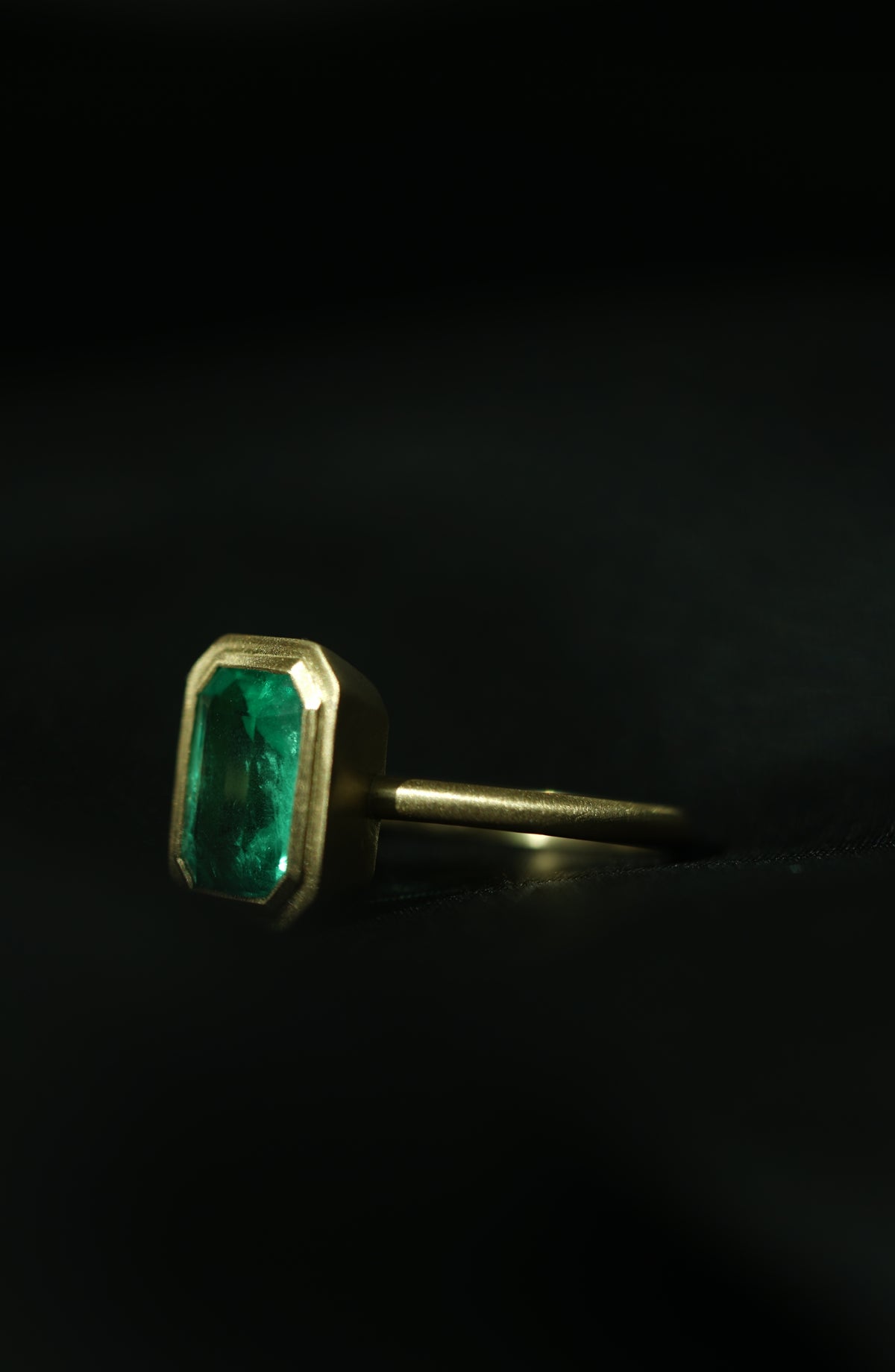Pure Emerald Ring in 18k gold, view 3