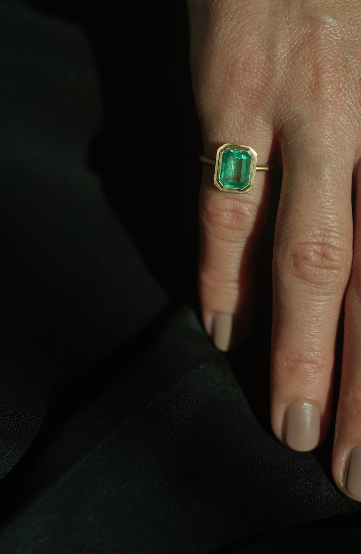 Pure Emerald Ring in 18k gold, view 2