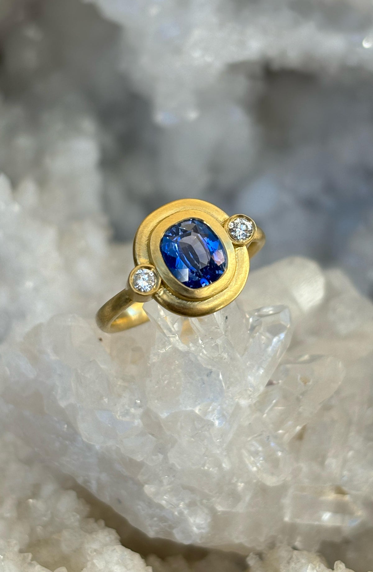 Sapphire Ring with Diamonds in 18k gold, view 3