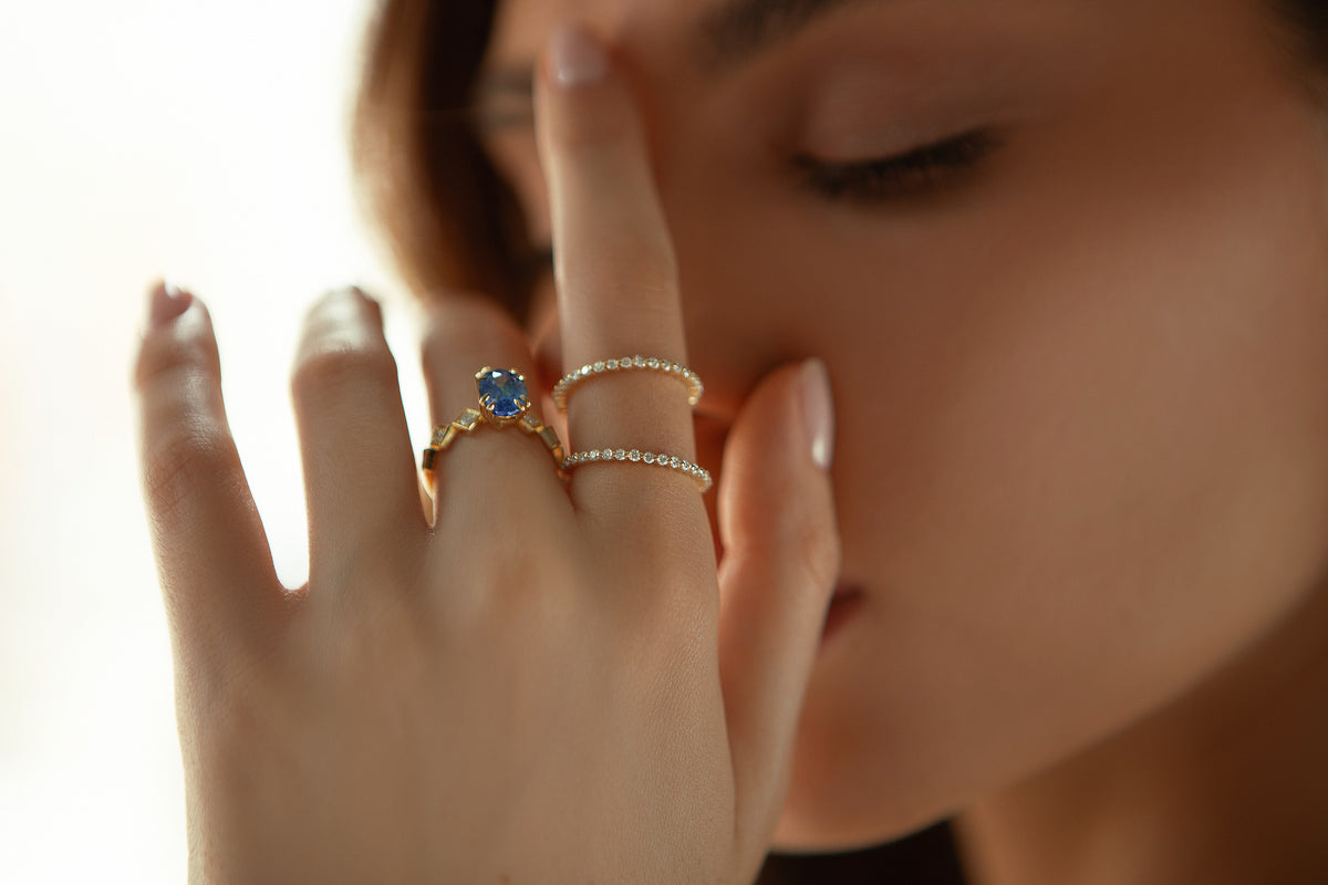 Ceylon Sapphire Ring in 18k gold, detail